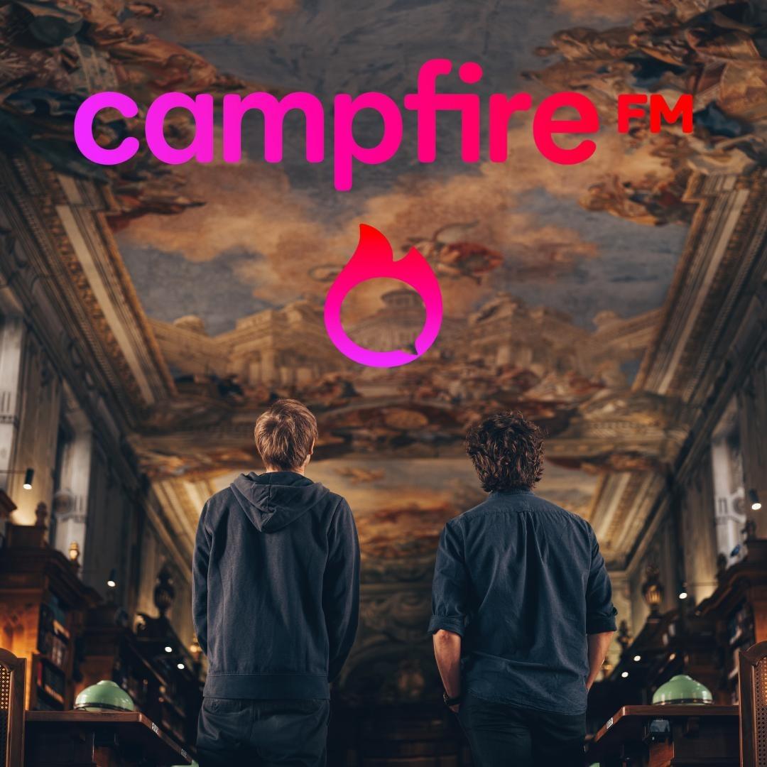 Die Rückseiten von Daniel und Richard, während sie an die prächtig bemalte Decke eines Lesesaals in der Österreichischen Nationalbibliothek blicken. Über ihnen steht "campfireFM", darunter das Logo, eine stilisierte Flamme. Die Rückseiten von Daniel und Richard, während sie an die prächtig bemalte Decke eines Lesesaals in der Österreichischen Nationalbibliothek blicken. Über ihnen steht "campfireFM", darunter das Logo, eine stilisierte Flamme.